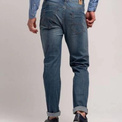 Uomo con jeans 5 tasche, dietro